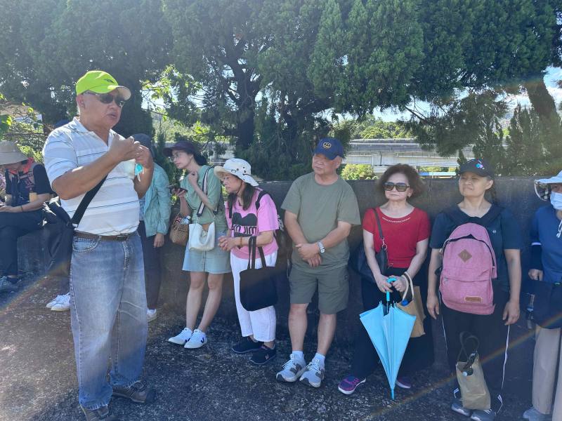 受難者家屬張俊明（左）於安坑刑場分享父親張樹旺遭槍決後的家庭巨變
