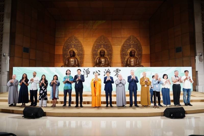 法鼓山世界佛教教育園區19日在大殿、祈願觀音殿舉辦「落成開山20週年感恩大會」，與會眾人共同宣讀「淨心淨零宣言」，盼攜手建設人間淨土。（新北市政府提供）