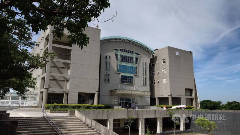 行政院16日通過「無人載具產業發展統籌型計畫」；嘉義縣長翁章梁指出，嘉義縣在此計畫中扮演重要角色，將成為台灣無人機研發與製造中心。圖為位於嘉義縣朴子市的「亞洲無人機AI創新應用研發中心」