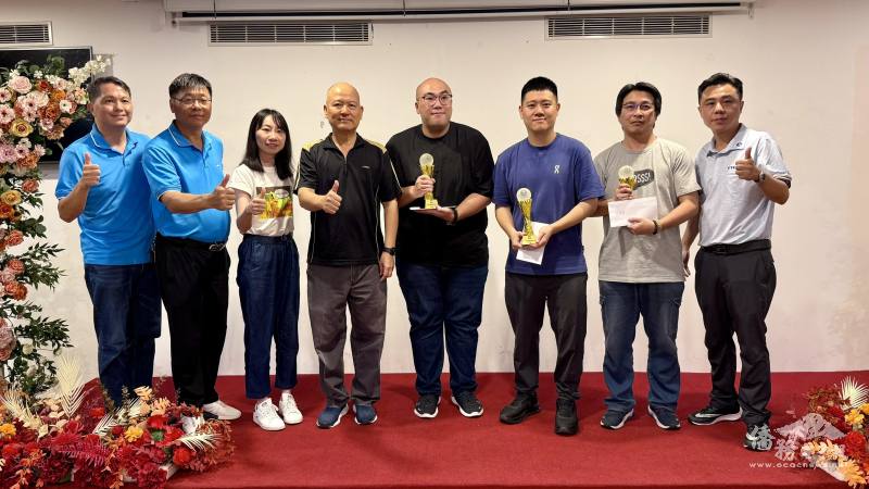 駐越南代表處公使林易民（左4）、經濟組組長丁偉（左1）、僑務秘書蔡佩珊（左3）及北寧臺灣商會會長林軒節（左2）為得獎者頒發獎盃與獎金