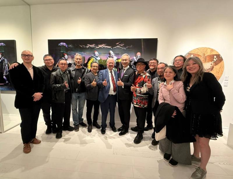 「浴火雁行：悍圖社—臺灣美術史的生命書寫」於16日開展，駐英國代表姚金祥（中）到場致意。（駐英國代表處文化組提供）