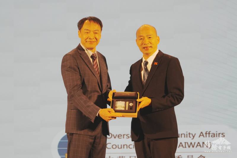 立法院院長韓國瑜與僑務委員熊強生互贈紀念品