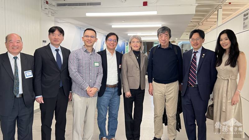 中華專協董事長游子揚夫婦（右起）和教育組長黃薳玉、科技組長蔡孟勳、出席提問者黎訓成、波士頓文教中心主任高家富、中華專協前董事長周萬欽，和哈佛教授孔祥重合影