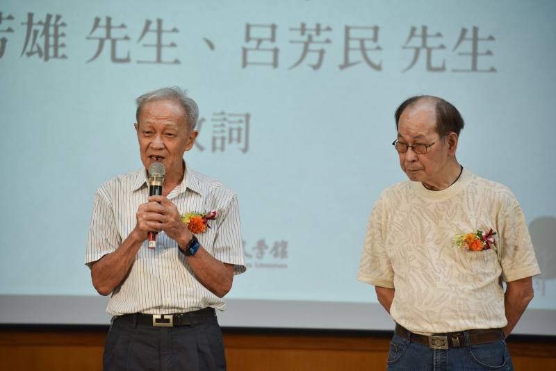 捐贈者呂赫若家屬呂芳雄先生(左)致詞。右為捐贈者呂芳民先生