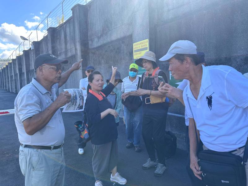 受難者簡中生前輩（左）還原當年於軍法處看守所安坑分所的外役勞動