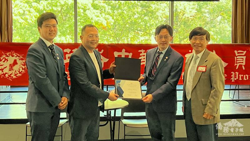 中華專協前董事長張重華（右起）和游子揚、會長盧彥君（左）送感謝狀給Whois API全球合作夥伴負責人喬敬