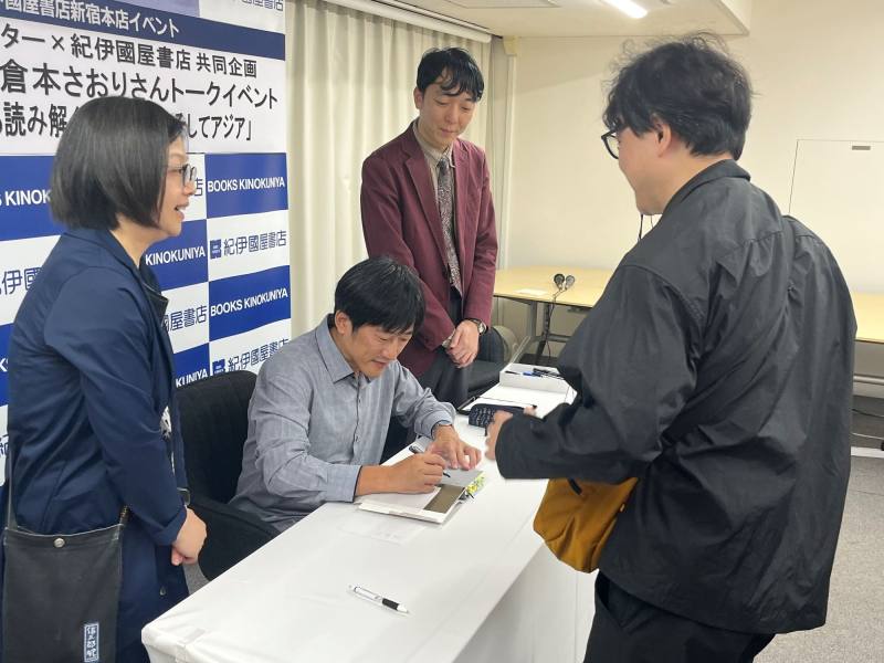 朱和之為讀者簽書（台灣文化中心提供）