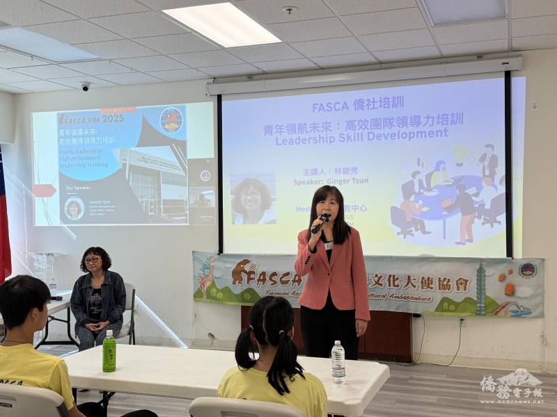 金山灣區文教中心主任莊雅淑給予青年學子鼓勵