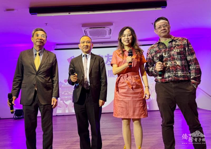 貴賓右起駐聖保羅辦事處處長處長先生孫述貴、處長朱怡靜、主任尤正才、僑務諮詢委員張宏昌合唱〈恰似你的溫柔〉