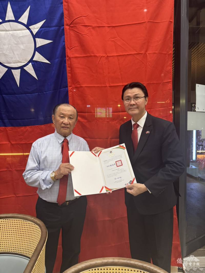 范厚祿(右)肯定與感謝僑務顧問黎國偉(左)對於中華民國之堅定支持
