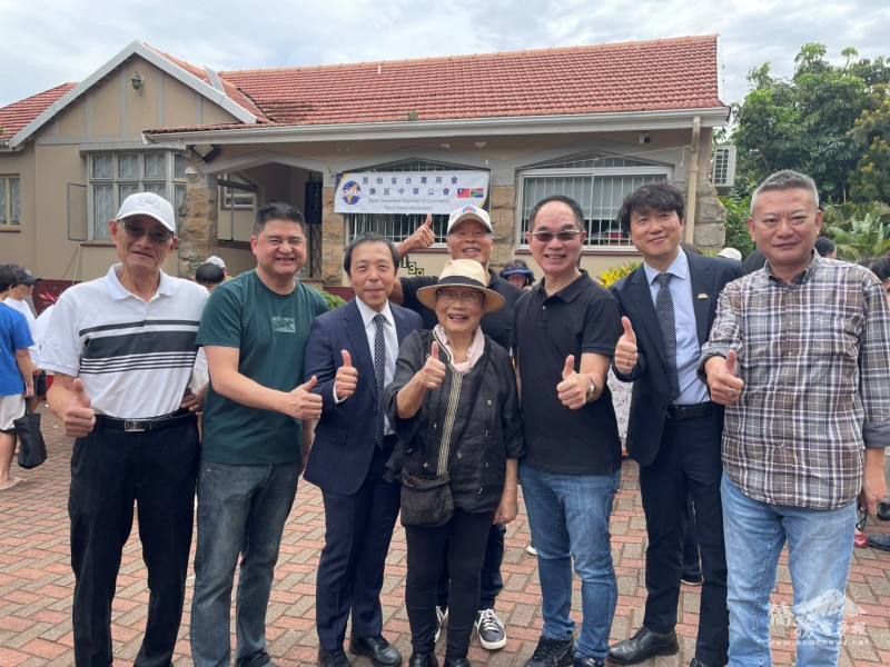 許世旭與僑界代表於園遊會場留影