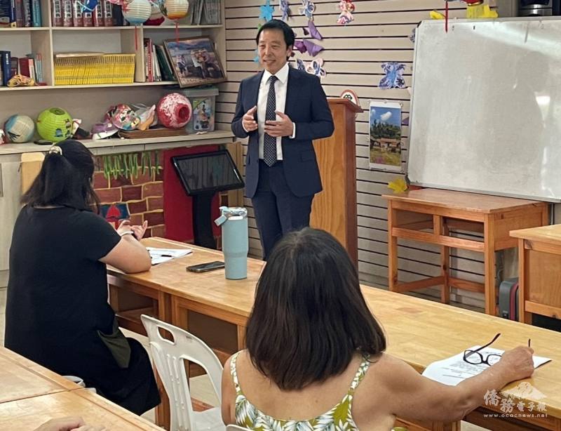 駐南非代表處副參事許世旭說明僑民役男最新規定之政策目的