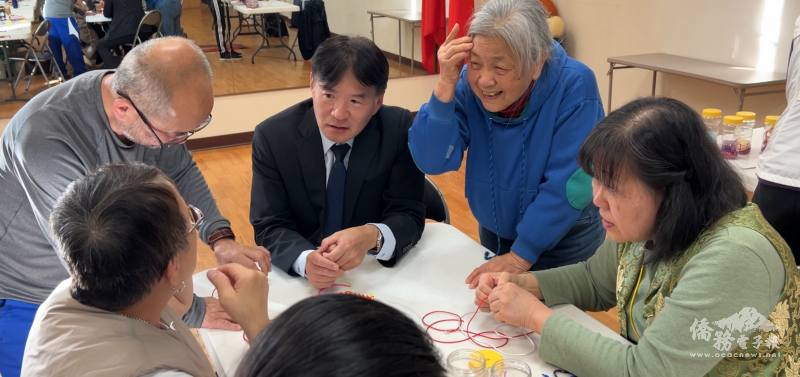 波士頓文教中心主任高家富和參與研習的老師們交流