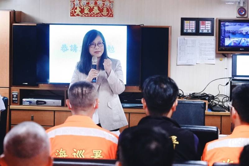 管主委慰勉「巡護八號」船同仁