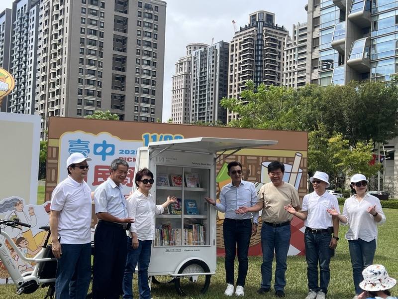 「台中市民野餐日」11月2日登場，台中市長盧秀燕（左3）10月20日與立法院副院長江啟臣（右4）在記者會歡迎民眾一起野餐，現場還有行動圖書館供借閱