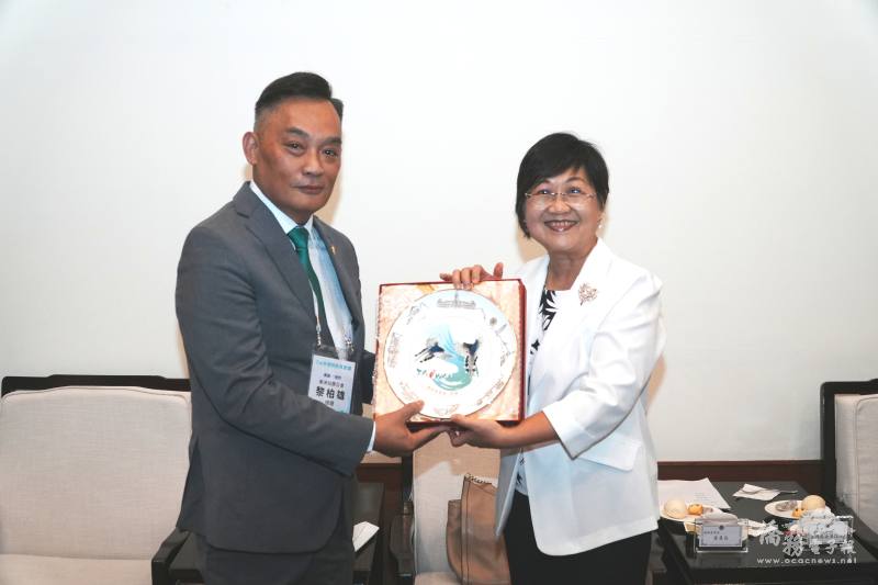 徐佳青致贈臺灣藍鵲彩繪瓷盤予美洲協勝公會總理黎柏雄