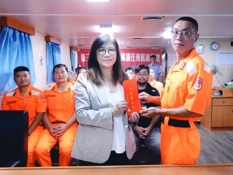 管主委頒發加菜慰勞金予「巡護八號」船