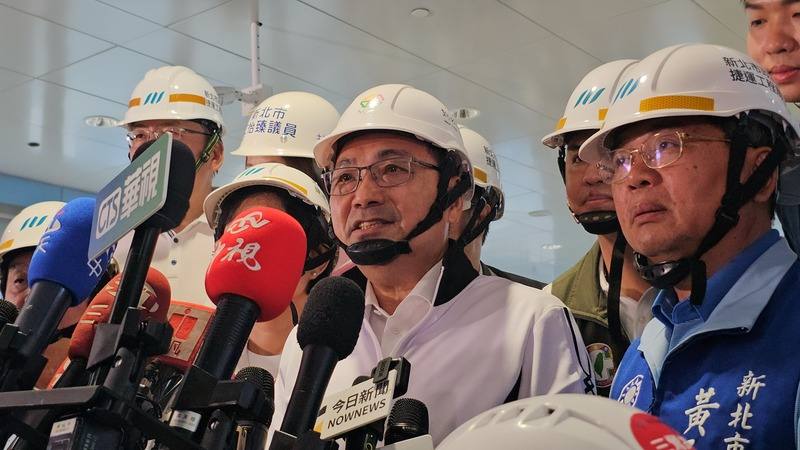 新北市長侯友宜（前右2）20日視察捷運三鶯線列車動態測試及轉乘設計時受訪表示，整體工程進度已達95%，全力衝刺在114年底完工，115年履勘後通車