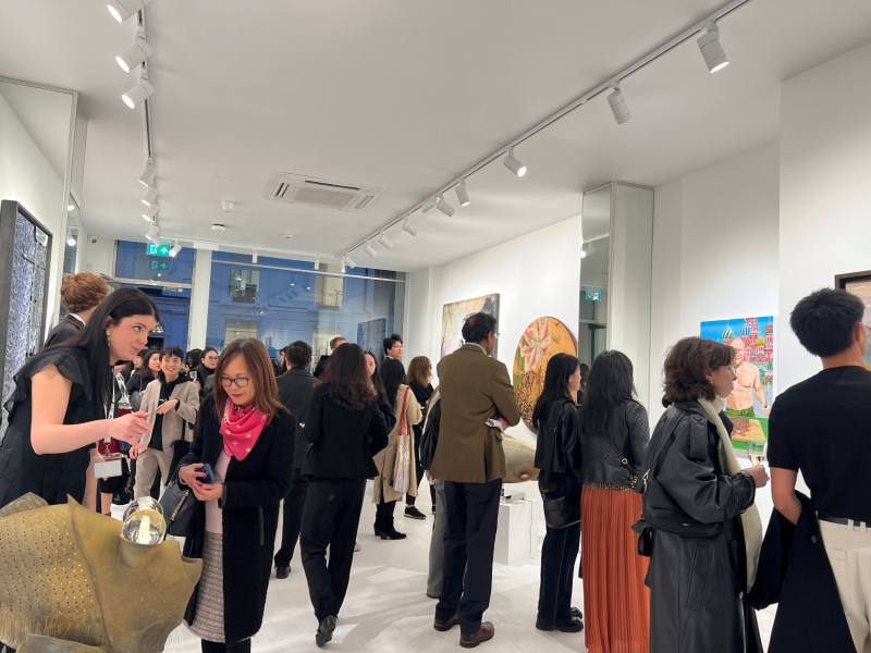 開幕酒會吸引眾多藝文界人士與觀眾蒞臨參觀，現場交流熱絡、氣氛熱烈。（駐英國代表處文化組提供）
