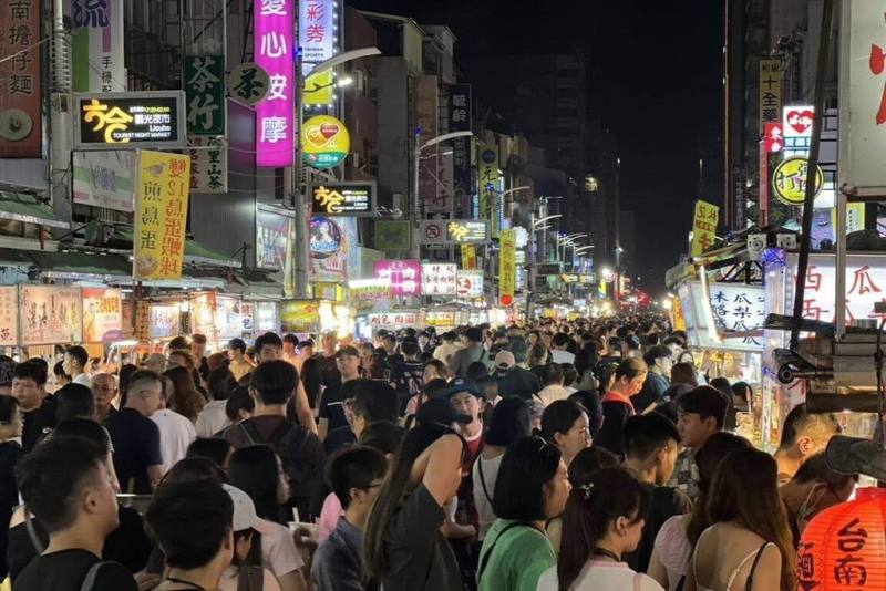 高雄市經發局20日表示，韓國女團BLACKPINK於18、19日重返高雄開唱，創造全市逾新台幣3億元觀光產值，展現演唱會經濟帶動的經濟效益。（高雄市經發局提供）