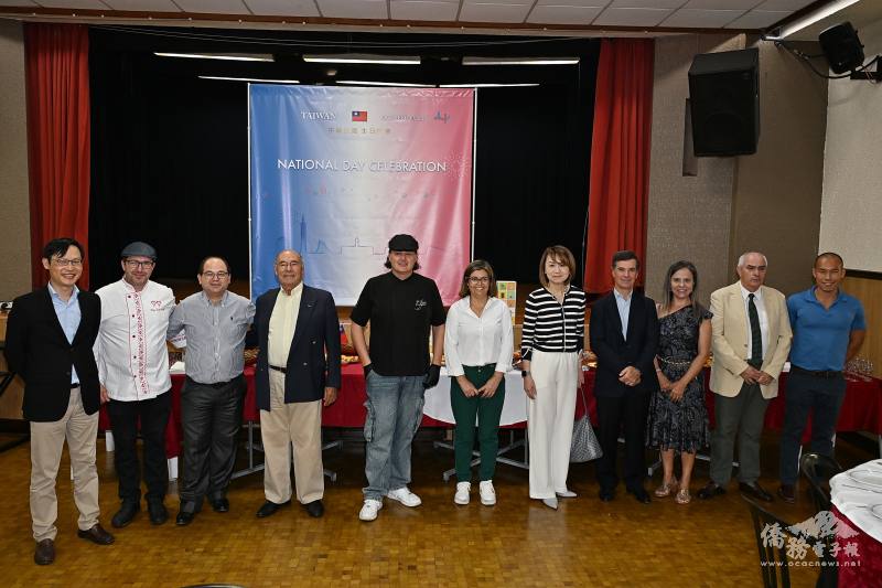 台灣駐葡萄牙代表處大使張亞光（右五）、葡萄牙托馬爾之家（Casa do Concelho de Tomar）主席Carlos Galinha（左三）、Ponte de Lima美食俱樂部協調人Adelino Tito Morais（右二）、里斯本市政府前市議員José Inácio Faria（右四）以及葡萄牙台灣商會名譽會長莊登翔（右一）合影