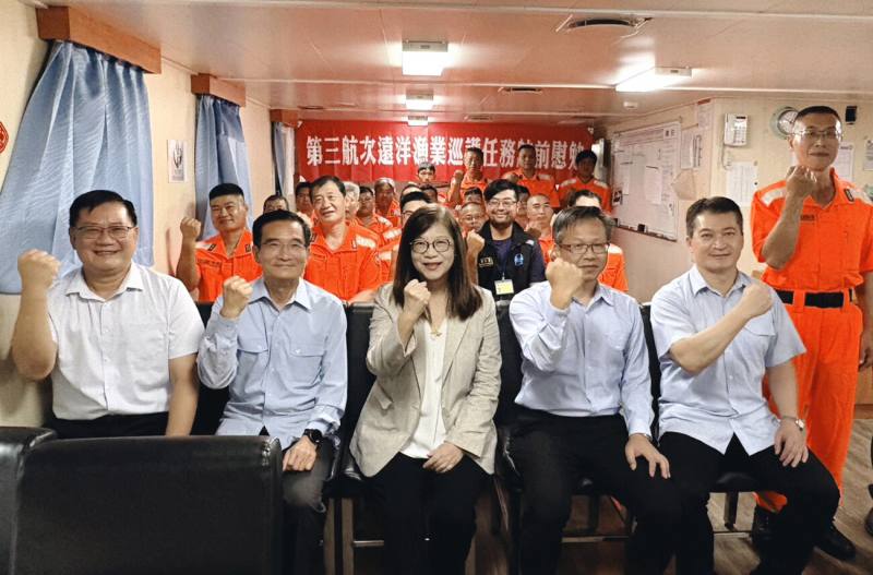 管主委與「巡護八號」船全體執勤同仁合影