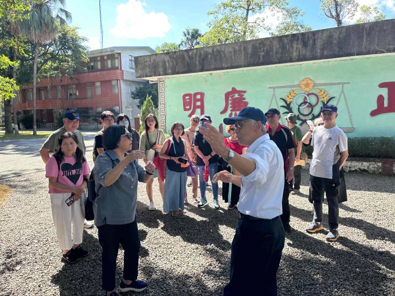 受難者陳欽生前輩（右）講述關押景美看守所時期盼公正審判的心境