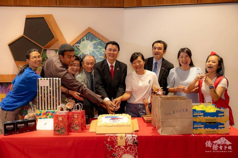 駐布里斯本辦事處處長范厚祿(中)與同鄉會會長甘韻茹(右4)及現場嘉賓共同祝賀雙十佳節