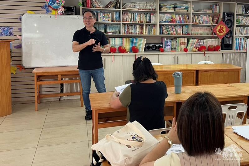 德班商會會長黃仁明介紹僑民役男說明座談會流程