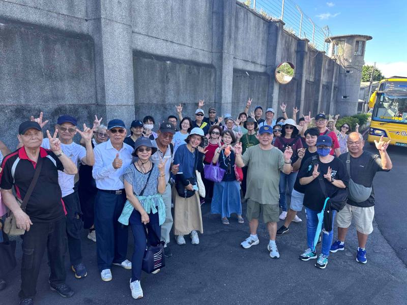 人權體驗營與會者於原臺灣軍人監獄不義遺址合影