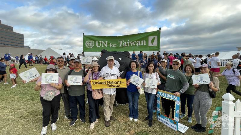 前內政部長林右昌伉儷（前排左3.4）、駐休士頓辦事處處長蕭伊芳（前排右4）、文教中心主任王盈蓉（前排右3）等人均前來參加