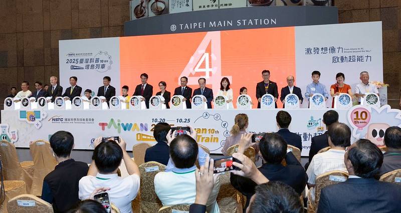 副總統與現場貴賓一起進行啟動儀式