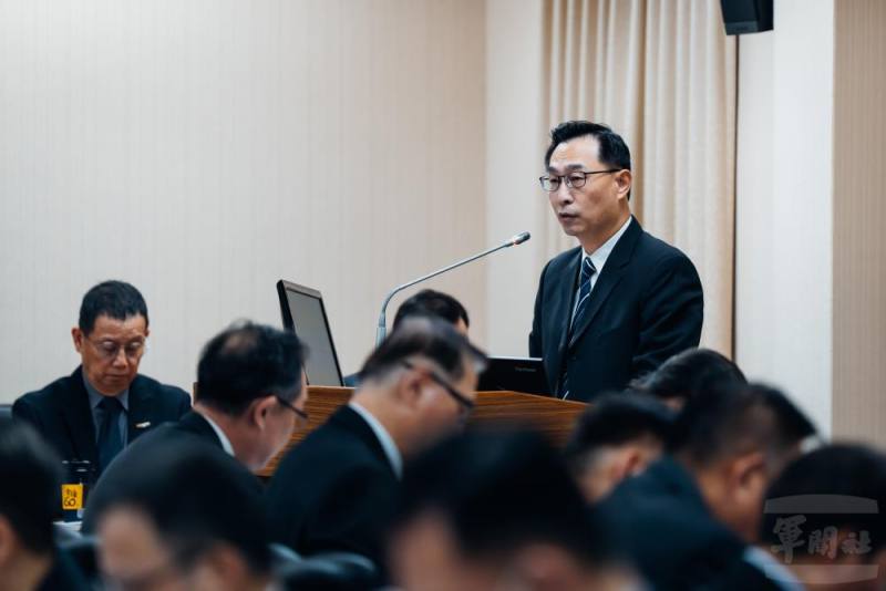 海軍造船發展中心主任顧少將就海鯤號海測三階段進行說明