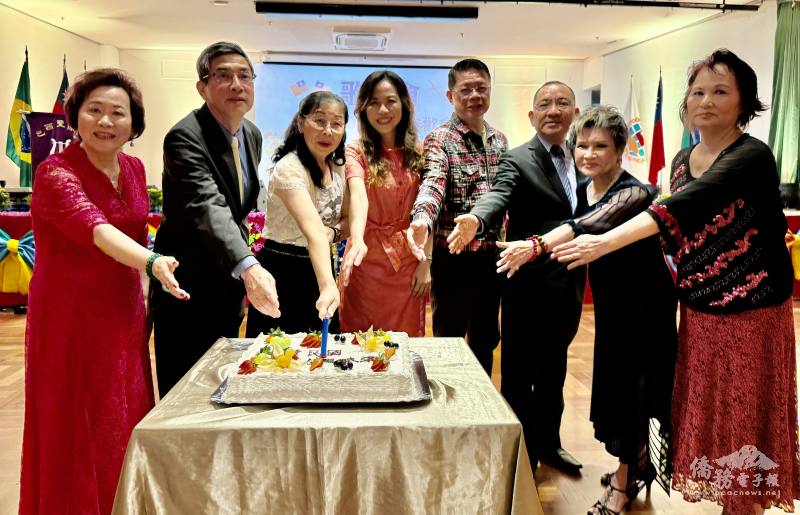 巴西聖保羅歌友會會長游淑君（左三）和貴賓一起合切光輝十月生日蛋糕