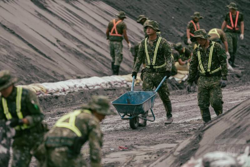 官兵投入整備工作