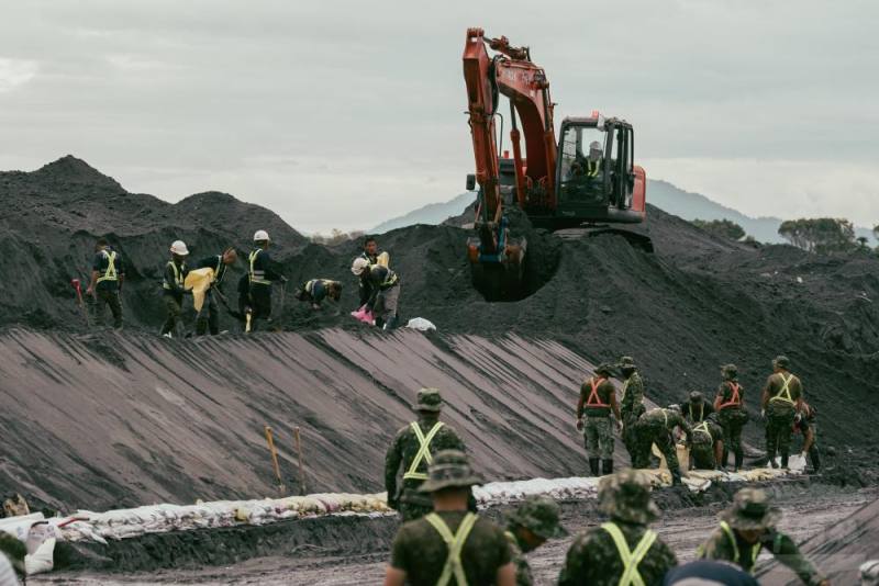 官兵與民眾協力完成「削斜防水」作業