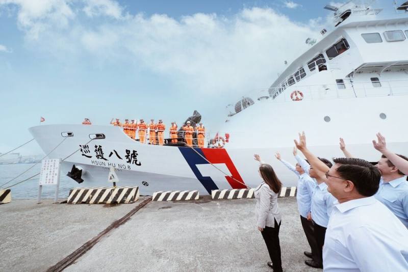 海洋委員會主任委員管碧玲親赴高雄港碼頭為「巡護八號」船送行