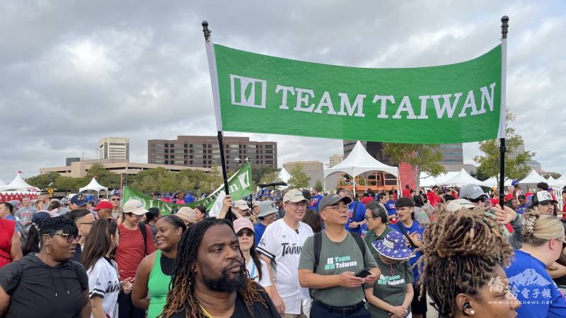 沿途高舉Team Taiwan及UN for Taiwan布條，吸引其他隊伍目光