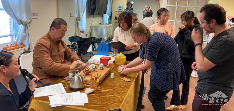 姜致遠向學生們示範傳統茶道