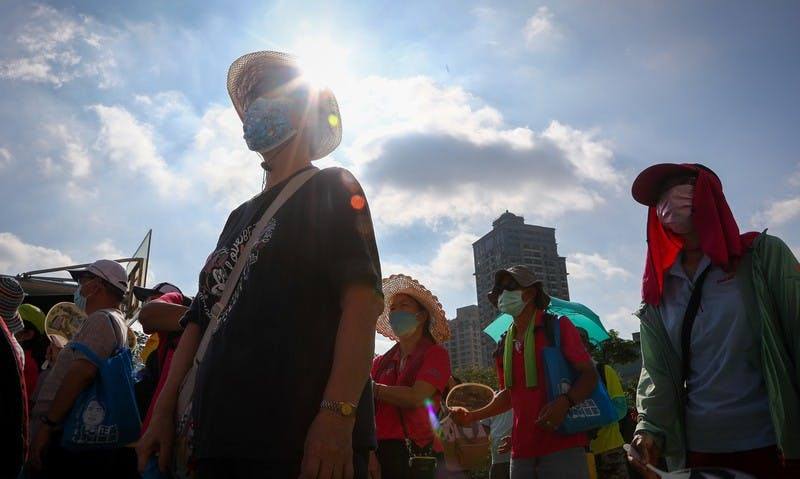 最新研究顯示，極端高溫或低溫都會增加慢性阻塞性肺病(COPD)患者發病與死亡風險，尤其亞洲族群更脆弱。圖為台北市北投區參加健行活動的民眾做足防曬措施。（中央社檔案照片）