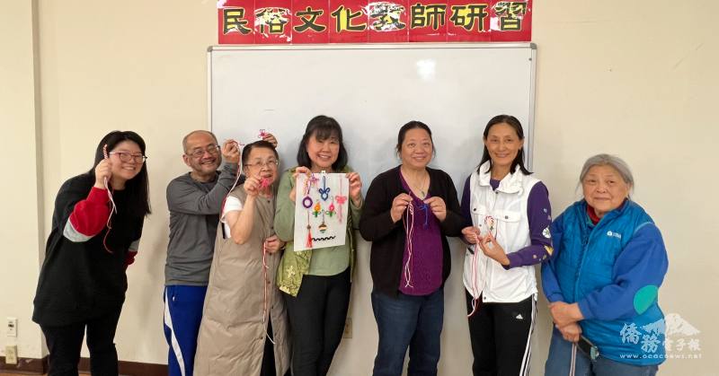 老師王明德與學生一同展示繩結手作成品