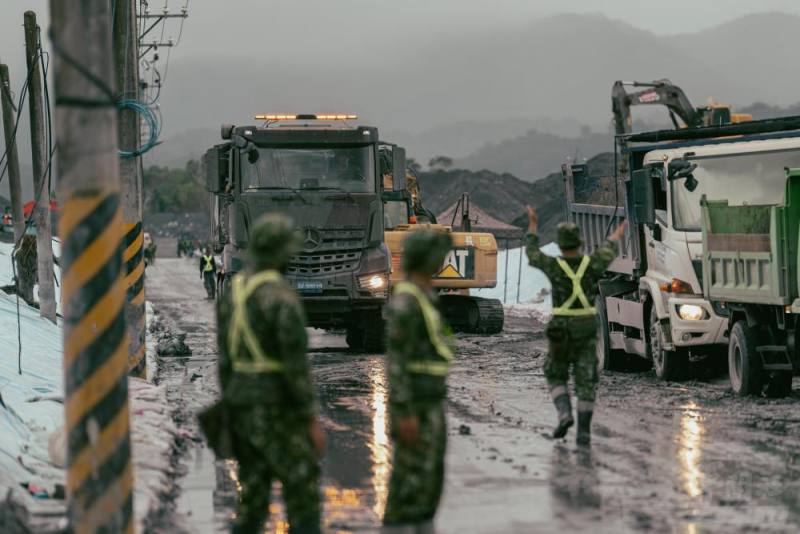 工兵部隊運用多功能傾卸車協助清淤任務