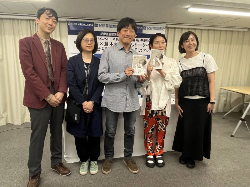 朱和之（中）、倉本SAORI（右2）、《南光》版代太台本屋黃碧君（左2）、《南光》日譯版譯者中村加代子（右1）、《南光》日譯版出版社春秋社編輯荒木駿（左1）合影（台灣文化中心提供）