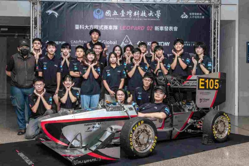 台灣科技大學方程式賽車隊推出第2代電動賽車，大幅提升操控性能與穩定性，車隊預計12月出征FSAE-A澳洲聯賽，為台灣爭取榮耀。（台科大提供）