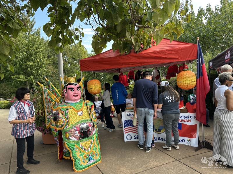 臺灣文化攤位的電音三太子吸引民眾參觀