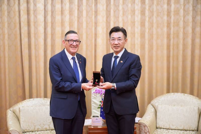 立法院副院長江啟臣（右）20日下午接見「澳洲跨黨派國會議員」喬傑納斯（Steve Georganas，左）眾議員伉儷一行人，雙方互贈禮品及合影。（立法院提供）