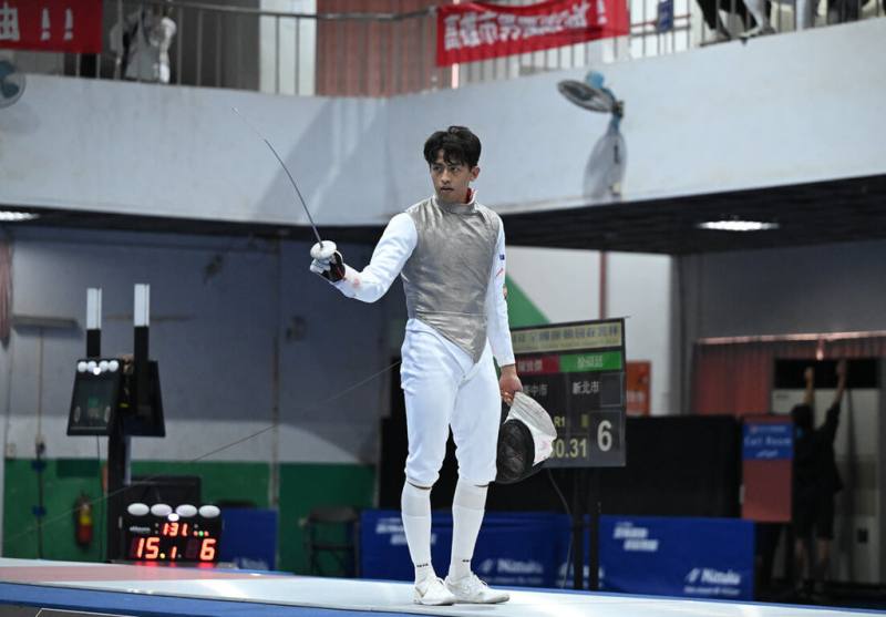 114年全國運動會在雲林，台灣擊劍好手陳致傑（圖）20日在男子鈍劍金牌戰以15比6擊敗徐碩廷，如願完成2連霸。（114年全國運動會籌備處提供）