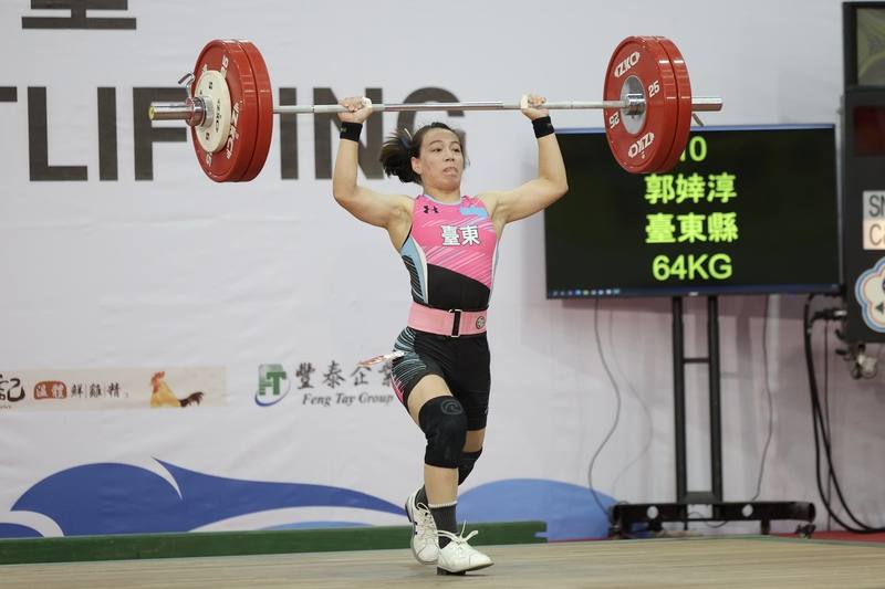 114年全國運動會在雲林，舉重項目20日進行女子組64公斤級決賽，代表台東縣出賽的「舉重女神」郭婞淳（圖）在挺舉項目成功舉起130公斤，打破大會紀錄