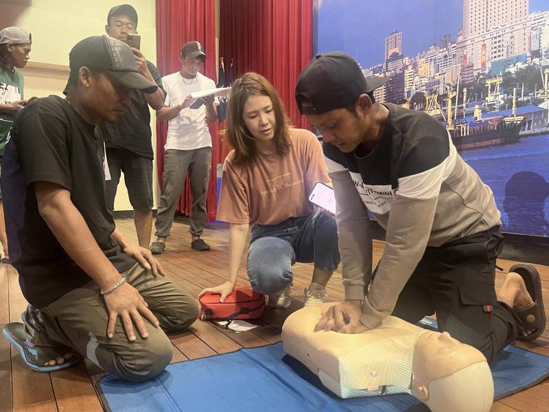 基本救命課程實作心肺復甦術（CPR）及哈姆立克急救法，讓外籍船員在緊急時刻可以正確反應處置
