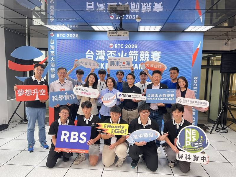 國家太空中心（TASA）與屏東縣政府21日舉辦「2026台灣盃火箭競賽（Rocket Taiwan Cup, RTC）」啟動記者會，屏東縣長周春米（中排左4）與TASA主任吳宗信（中排右3）共同宣布賽事開跑，邀請全台火箭愛好者踴躍報名，參與夢想升空的時刻